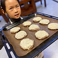 #健康低脂，选新良全麦自发粉#萌娃教你黑麦营养烧饼的做法图解12