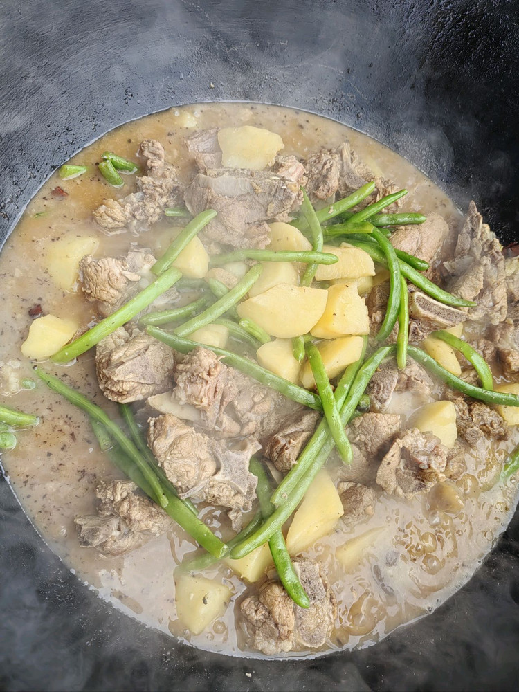 铁锅骨头炖豆角土豆的做法