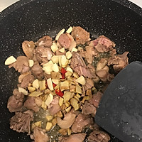 豆瓣酱焖鸭的做法图解2