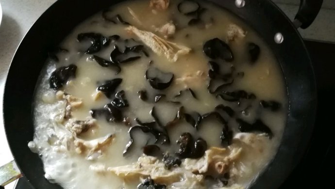 木耳花鲢鱼头汤