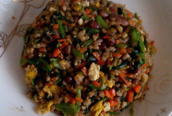 菠菜胡萝卜蛋炒杂粮饭