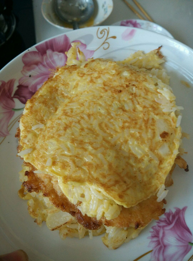 快手早餐—剩米饭的华丽转身—米饭蛋饼的做法