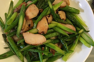 芦笋炒烟熏鸡肉