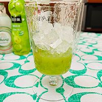 #“酒”是要开心#喝一杯自己调制的青提真露酒吧的做法图解3