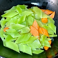 清炒菱形莴苣片的做法图解5