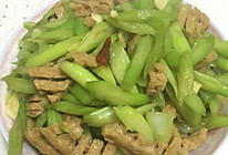 芹菜爆炒鸡汁豆腐串的做法
