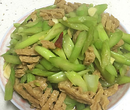 芹菜爆炒鸡汁豆腐串的做法