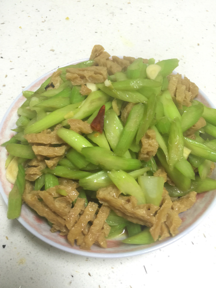 芹菜爆炒鸡汁豆腐串的做法