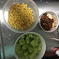 莴笋玉米炒肉丁的做法图解1