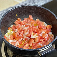 剩米饭的华丽变身-西红柿腊肠焗饭的做法图解2