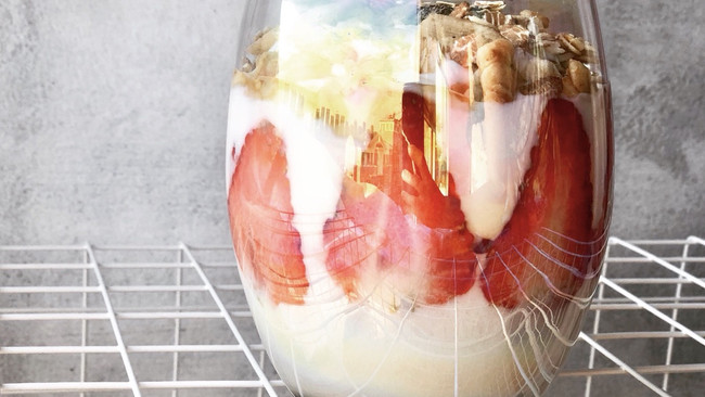 自制瘦身草莓燕麦酸奶杯的做法