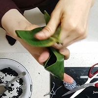 #袋福到万家#乌米豆沙粽·粽子包法视频的做法图解9