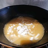 柯基狗气味的咸蛋黄鲜虾豆腐煲的做法图解4