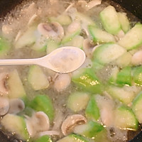 汤鲜味美！适合天热的刮油神汤！丝瓜蘑菇汤的做法图解7