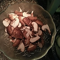 香菇炒西葫芦的做法图解2