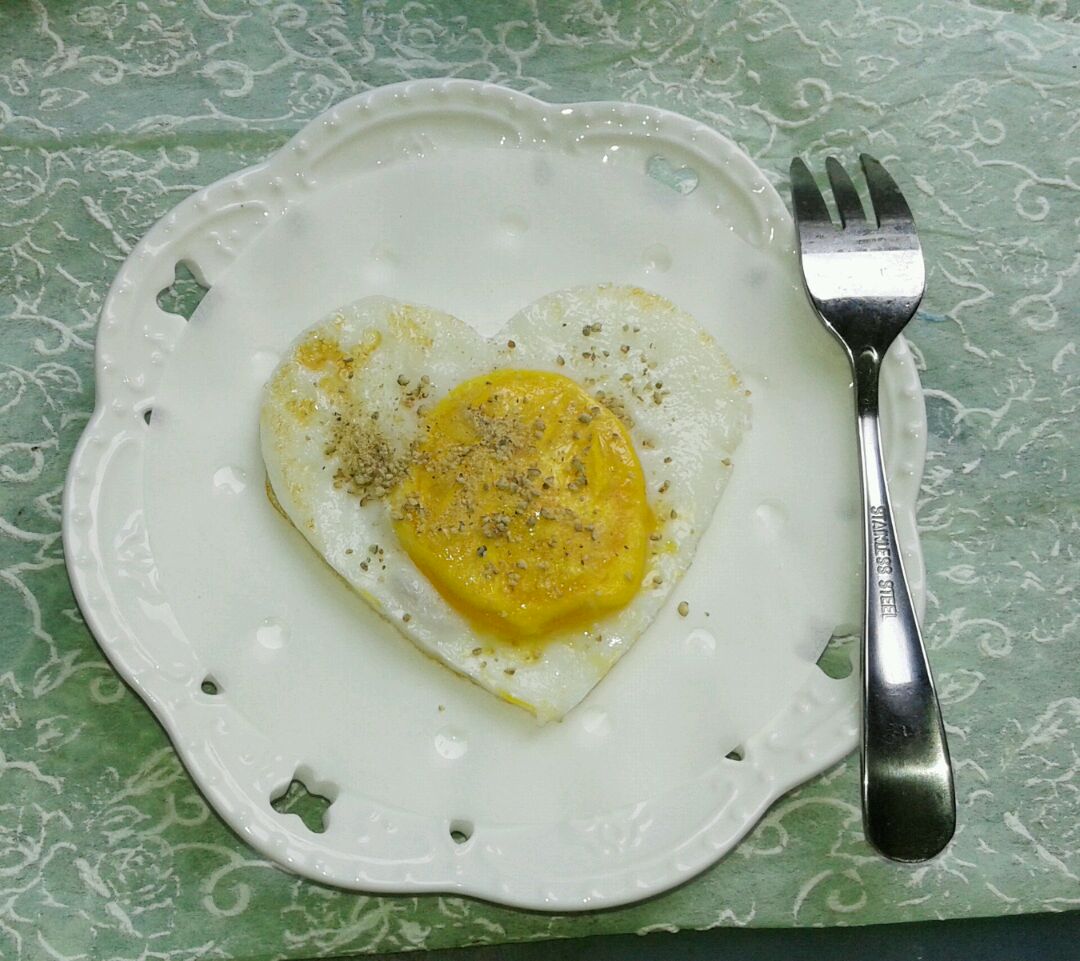 爱心煎蛋的做法_【图解】爱心煎蛋怎么做如何做好吃_爱心煎蛋家常做法大全_呛口A_mo_豆果美食