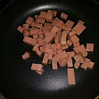 #吃货福利#自制馋嘴小零食 香煎火腿粒 百吃不厌的做法图解2