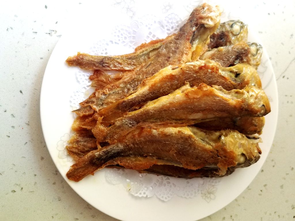 Pan fried small yellow croaker