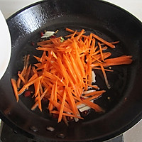 胡萝卜炒圆白菜丝的做法图解3