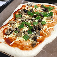 #硬核菜谱制作人#菌菇西兰花脆底披萨的做法图解5
