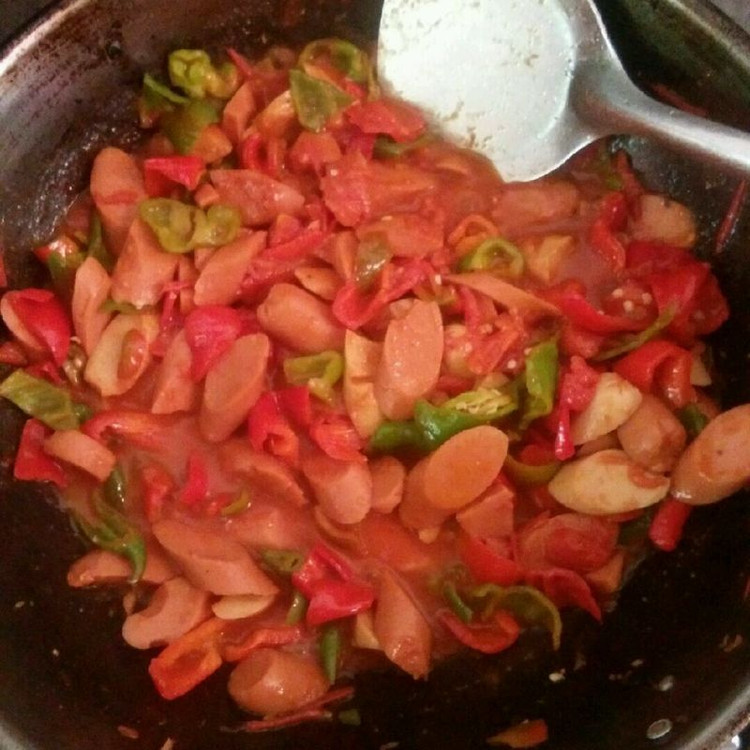 辣椒番茄火腿肠的做法