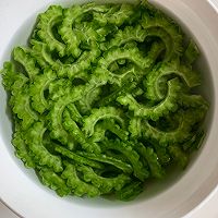 夏季必吃！苦瓜炒肉的做法图解3