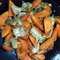 胡萝卜焖苞菜的做法图解6
