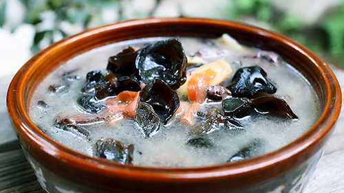 Pig blood soup with fungus