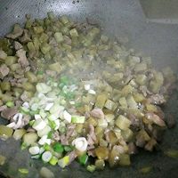 酸黄瓜炒肉～～搭配玉米窝头的做法图解14