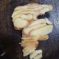 主妇日常宴客菜之沙锅生姜葱头沙姜味焖鸡的做法图解4