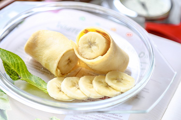 辅食日志 | 香蕉蛋饼卷（10M+）的做法