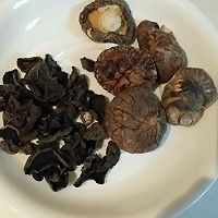 暖心暖胃海蛎香菇木耳粥的做法图解1