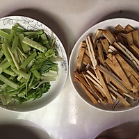 芹菜炒香干的做法图解1