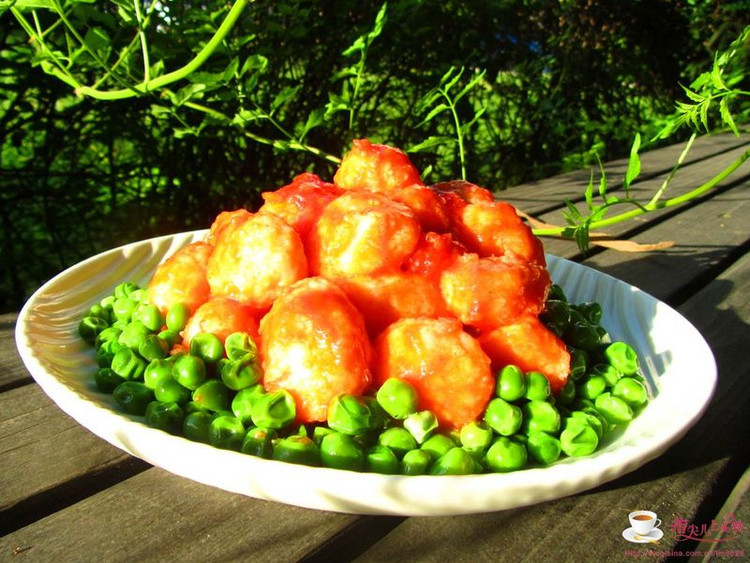 夏天拯救食欲的红绿配---茄汁虾丸的做法