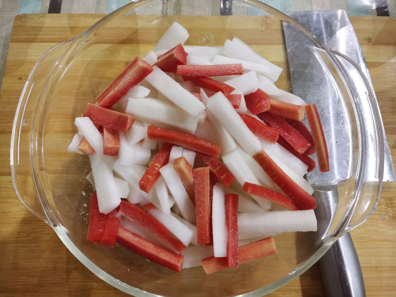 今天老弟教大家一道泡萝卜的制作方法，做法简单易学，口感嘎嘣脆 - 哔哩哔哩
