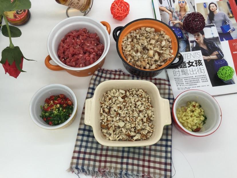 私房香菇牛肉花生辣酱的做法图解1