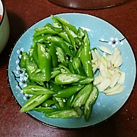 辣椒炒肉的做法图解1