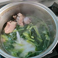 【一人食】鸡毛菜大骨汤河粉的做法图解2