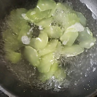 #鸡汁入家宴 感恩正当“食”#鸡汁莴笋炒牛肉的做法图解4
