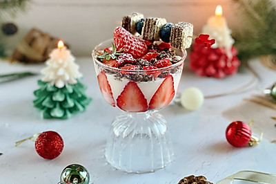 做一份圣诞甜品就是这么简单，威化饼草莓酸奶杯，颜值爆表