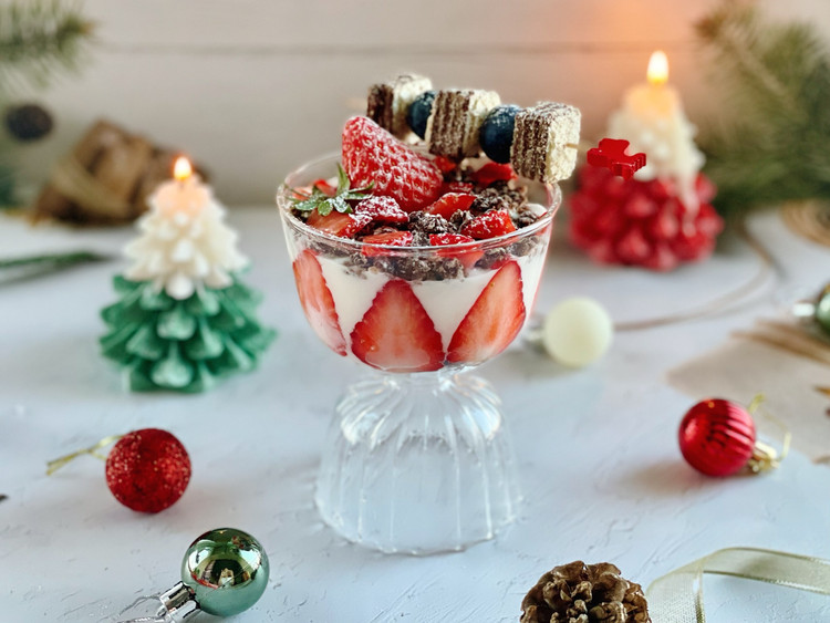做一份圣诞甜品就是这么简单，威化饼草莓酸奶杯，颜值爆表的做法