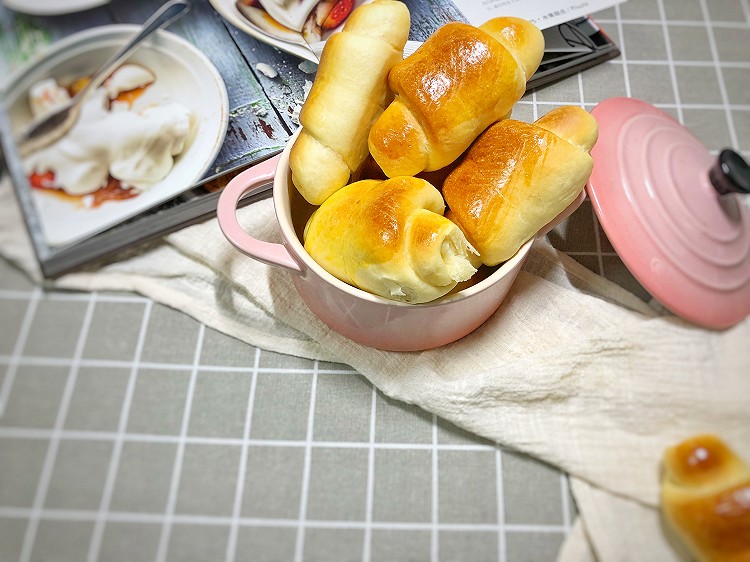 松软香甜的黄油面包卷--东菱烤箱&面包机食谱的做法