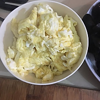 木耳鸡蛋炒肉的做法图解2