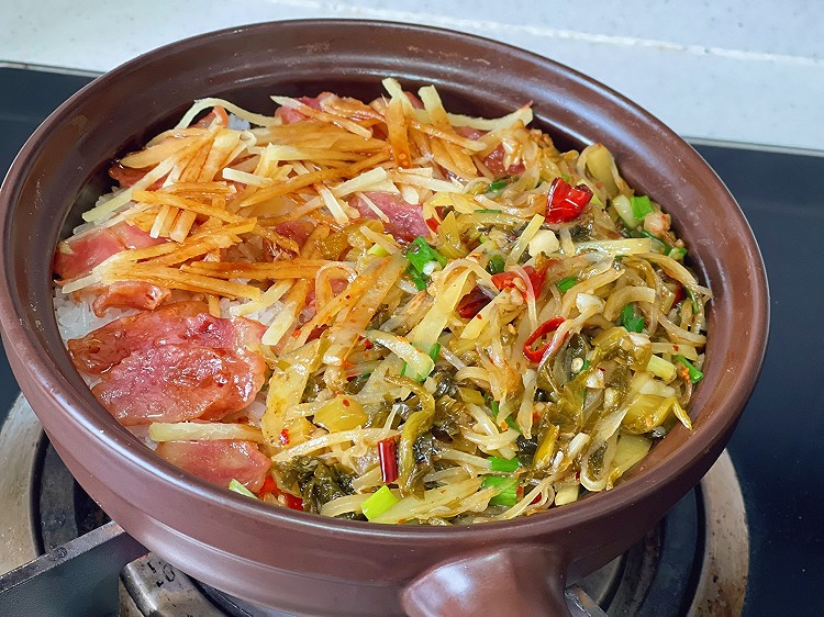 雪菜肉土豆丝腊肠煲仔饭的做法