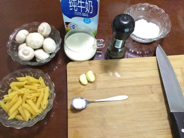 奶油蘑菇通心粉的做法图解1