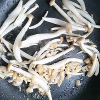 干贝蟹味菇汤面的做法图解3