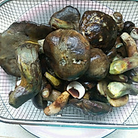 炒野生菌（见手青）的做法图解3