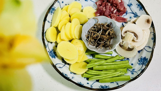 夏季的轻食蔬菜四季豆炒土豆的做法