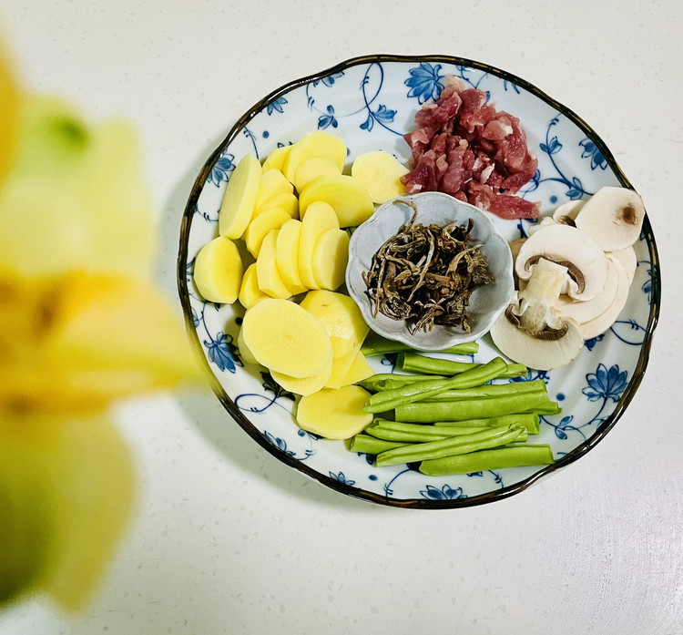 夏季的轻食蔬菜四季豆炒土豆的做法