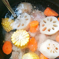 莲藕胡萝卜玉米排骨汤的做法图解7